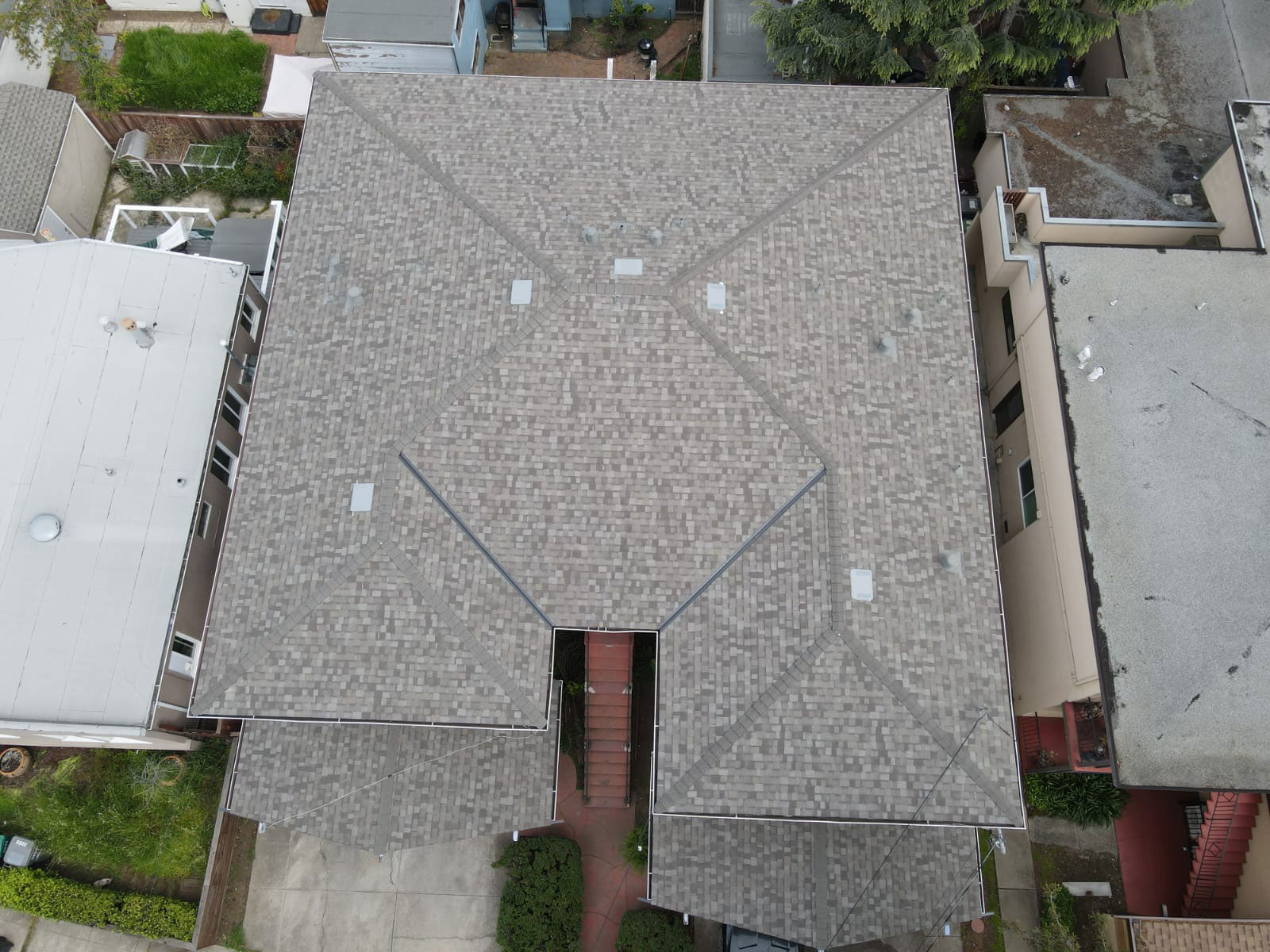 The image shows a flat roofed building with multiple skylights and an open area at the center, viewed from above.